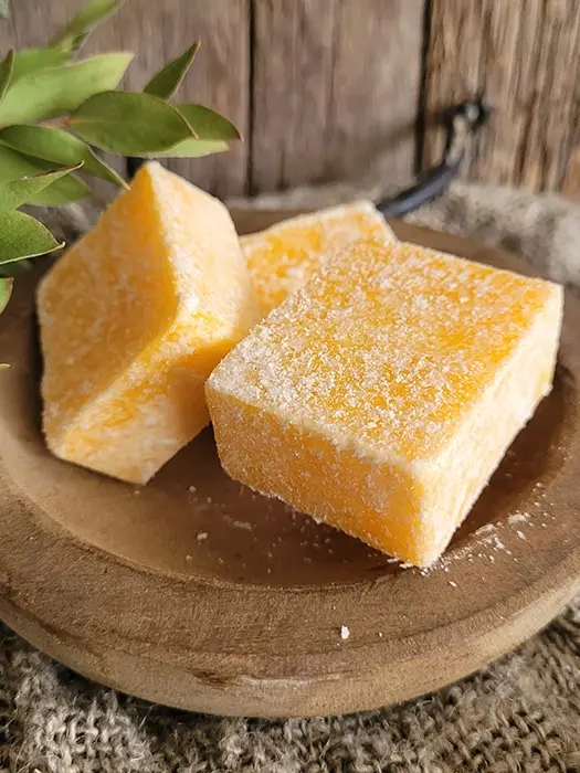 Amberblokje Passion met citrusgeur op een houten plankje