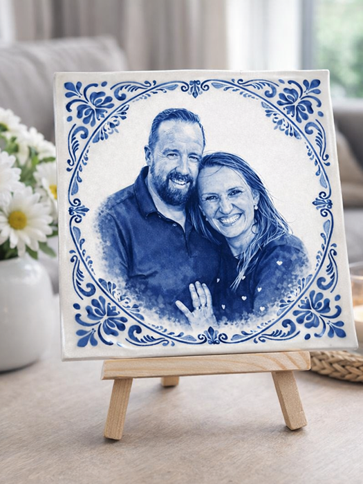 Gepersonaliseerde Delfts blauwe tegel met portretfoto op houten ezel — Moon Made by House of Moon
