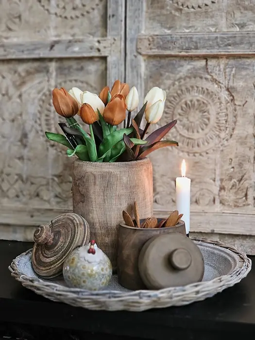Houten pot met deksel, gestyled met tulpen, een kaars en decoratie
