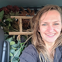 Monika van House of Moon onderweg met decoraties en bloemen Monika van House of Moon onderweg met decoraties en bloemen