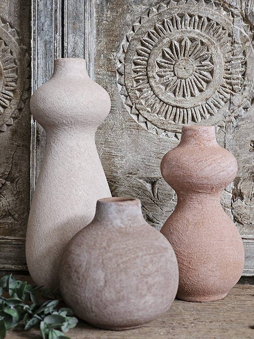 Drie organische vazen in zand- en terracottakleuren met rustieke textuur