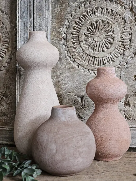 Set organische vazen in terracotta en zandkleur
