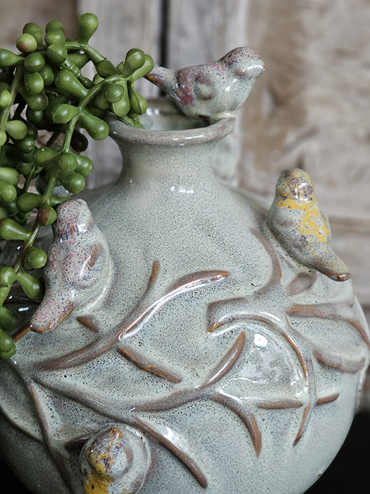 Groene keramieken vaas met vogeltjes en takkenrelief