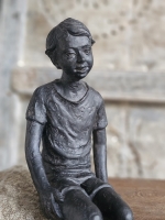 Zittend Jongensbeeldje &ndash; Rustieke Decoratie