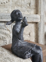 Beeldje Meisje met Vogel &ndash; Lief & Rustiek