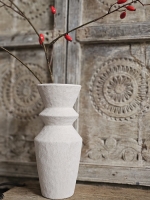 Pure Form &ndash; Hoekige Vaas in Mat Wit