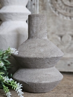 Stone Form &ndash; Hoekige Vaas in Warm Grijs