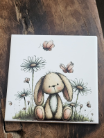 Keramisch tegeltje konijntje met madeliefjes en vlinders