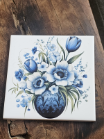 Keramisch tegeltje bloemenboeket in blauwe vaas